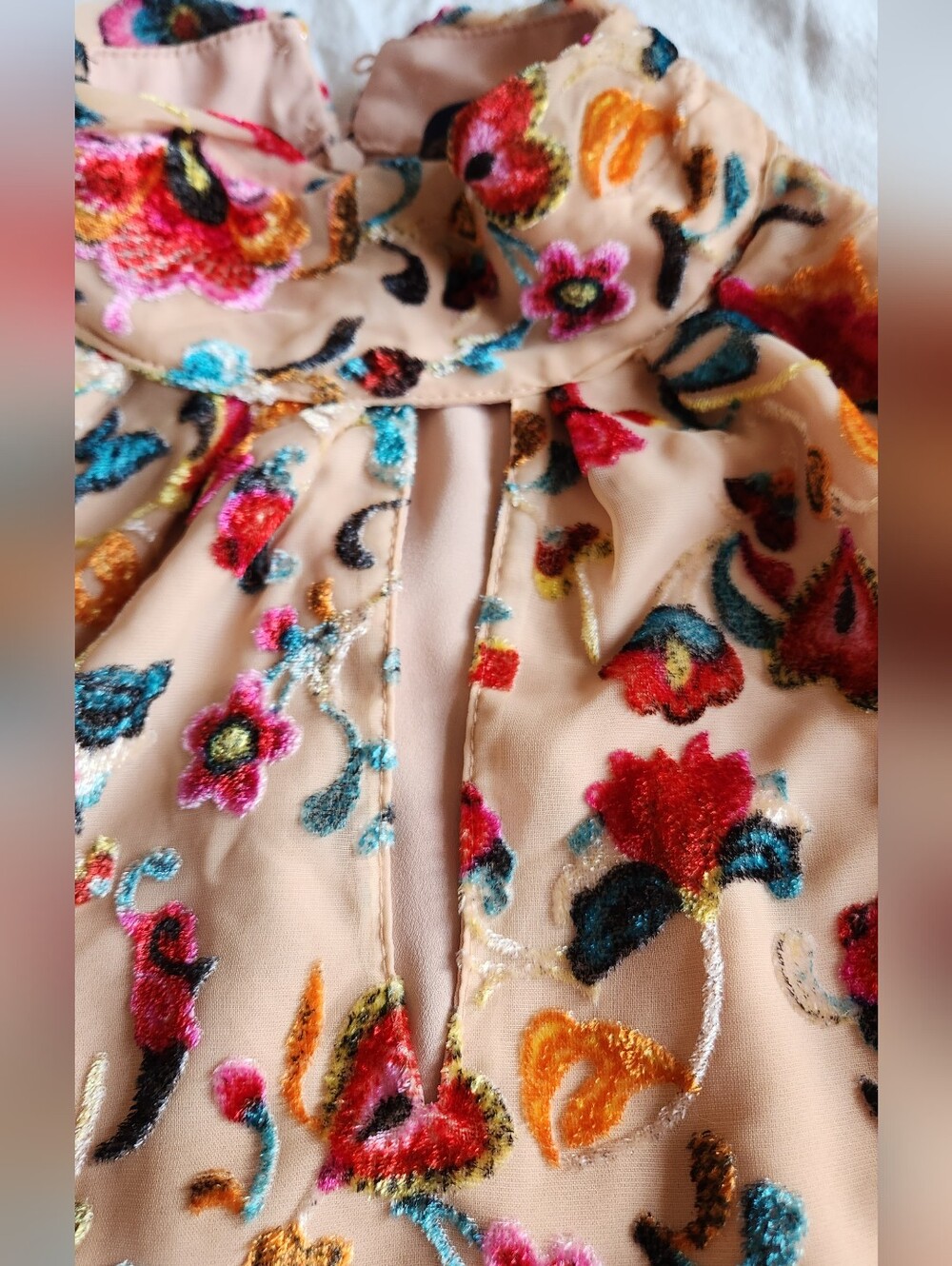 Pre-Loved French Connection Multicolor Floral Tie-Neck Blouse in Size S/M - Picture 15 of 15